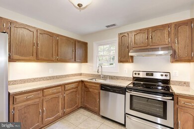9816 Oakdale Woods Ct, Vienna, VA 22181 - photo 6