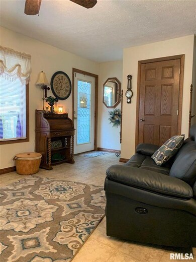 4806 Fillmore Ln, Davenport, IA 52806 - photo 5