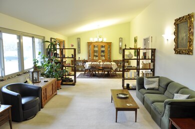 Living room/ dining room