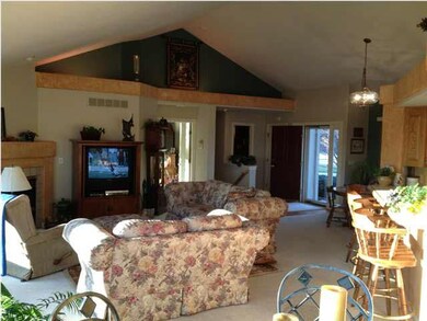 Natural light combined with alcoves accented by ar