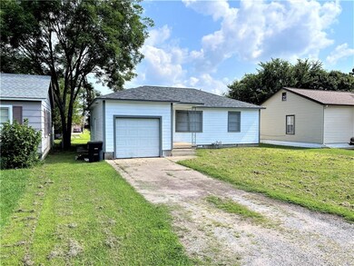 310 W 36th St, Shawnee, OK 74804 - photo 2