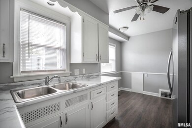 2511 N Myrtle St, Davenport, IA 52804 - photo 3