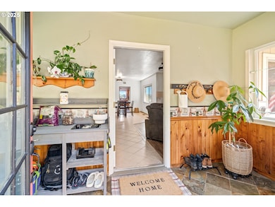 719 Peters St, Raymond, WA 98577 - photo 3