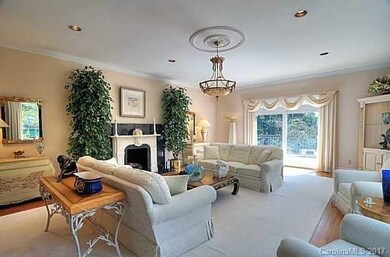 Living room w/gas fireplace