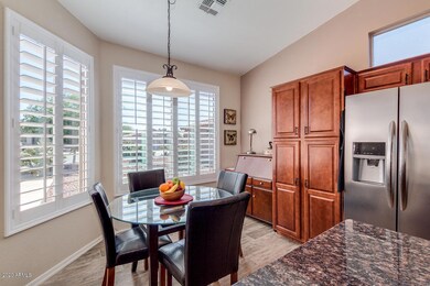 6-Eat-in kitchen with plantation shutter