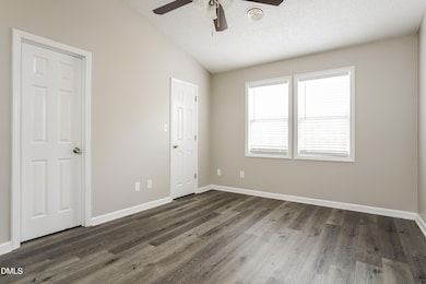 007-photo-master-bedroom-8165415