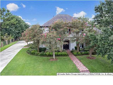 Lovely home in sought after Country Club of Louisi