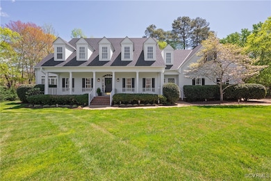 Cape cod-style house with roof with shingles, cove
