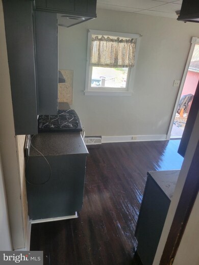 1627 Locust St, Reading, PA 19604 - photo 2