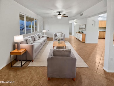 61986456-MOphY30IyAk - Living Room - Sca