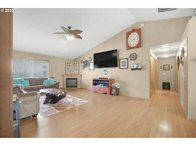 1027 Mount View Ln, Molalla, OR 97038 - photo 6