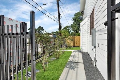 904 Martin St unit E, Houston, TX 77018 - photo 6