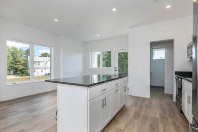 531 Westbrook St South-large-007-038-Kit
