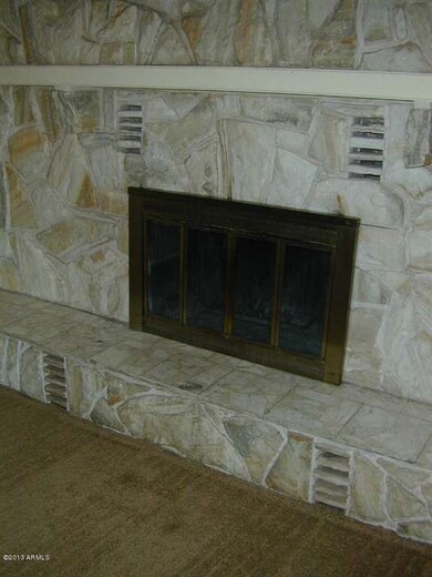 NOTE HEAT VENTS IN FIREPLACE
