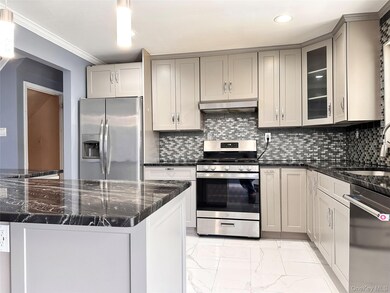 316 S Oyster Bay Rd, Syosset, NY 11791 - photo 6