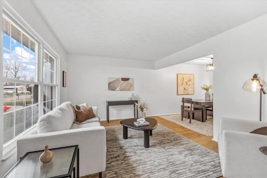 1929 Holly Ridge Rd, Columbus, OH 43219 - photo 4