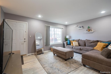 24533 Seaton Circuit E unit 16, Warren, MI 48091 - photo 5