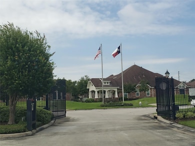 Entrance featuring a well-maintained driveway and