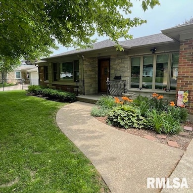 1121 N 4th St, Clinton, IA 52732 - photo 2