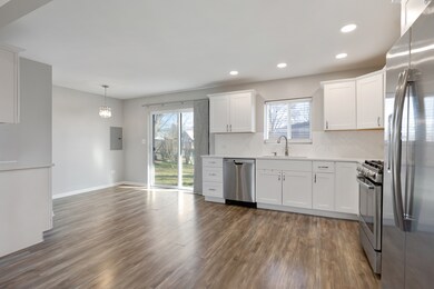 1611 Seminole Ln, Carpentersville, IL 60110 - photo 5