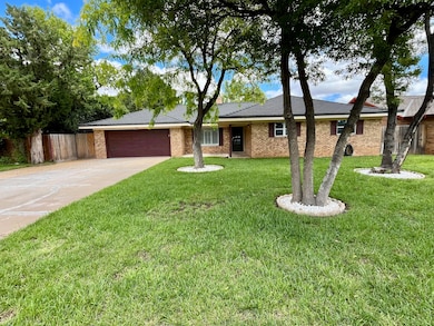 1302 Itasca St, Plainview, TX 79072 - photo 2