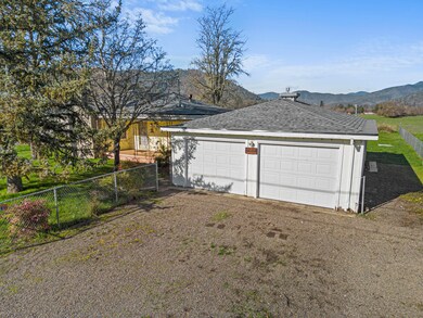 7385 Maple Ln, Central Point, OR 97502 - photo 2