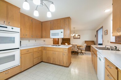 Fully applianced kitchen!