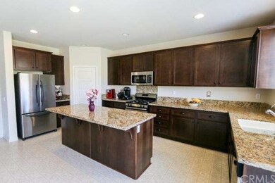 Open Kitchen Concept with Breakfast Bar and Walk I