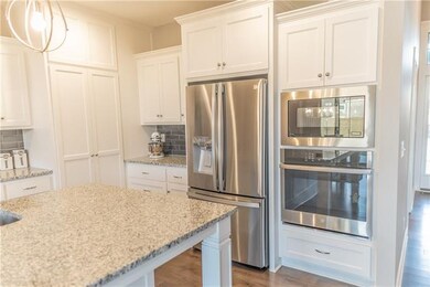 9667 Mccormack Dr, Lenexa, KS 66227 - photo 5