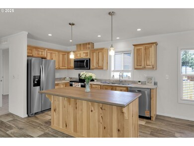 498 Moffit Ln, Springfield, OR 97477 - photo 7