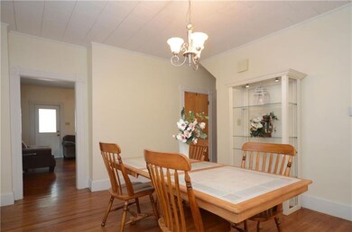 PLENTY OF ROOM FOE FAMILY DINNERS!