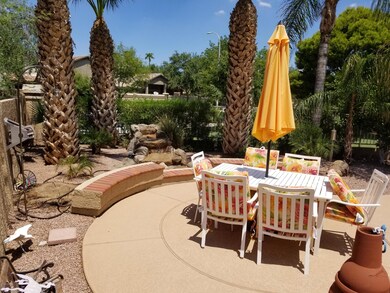 Sitting area next to the fountain