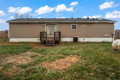 5211 S 70th Ave E, Newton, IA 50208 - photo 2