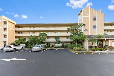 7286 Huntington Ln unit 402, Delray Beach, FL 33446 - photo 2