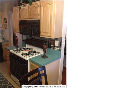 72 Ashley Ln, Staten Island, NY 10309 - photo 3