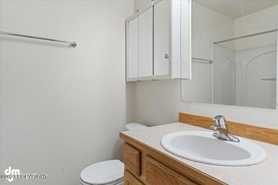 17-Primary Bedroom Bathroom_ELI07911