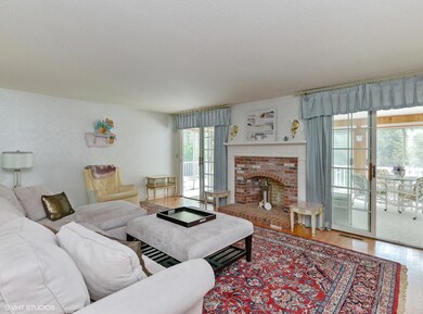 02_6MaddaketLane_1_LivingRoom_MLSuse_150