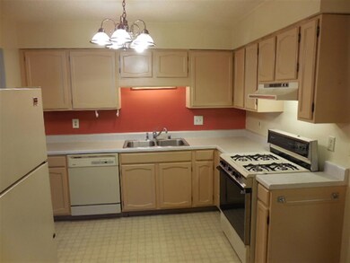 6516 Kelling St, Davenport, IA 52806 - photo 3