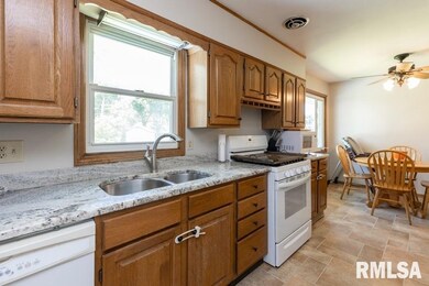 3216 W 16th St, Davenport, IA 52804 - photo 4