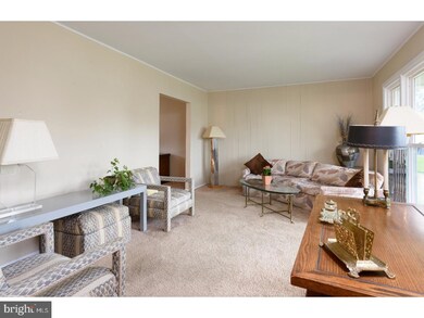 426 Hampshire Dr, Broomall, PA 19008 - photo 5