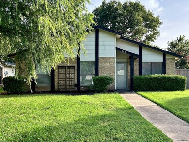 View of front of house featuring a front lawn