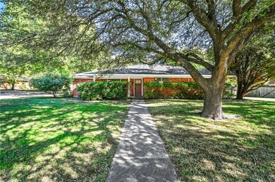 1312 Elmwood St, Gainesville, TX 76240 - photo 2