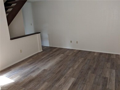 595 Dayton St #7, Akron, OH 44310 Two story,One be