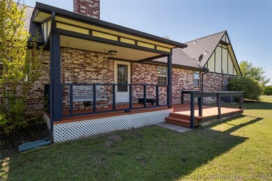 Large back deck for entertaining