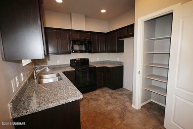 Kitchen w Pantry