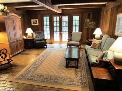 Den/Family/Great Room - Spacious Family Room Compl