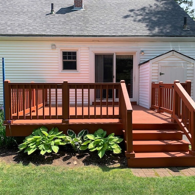 Enjoy those Summertime Barbeques on this spacious back deck