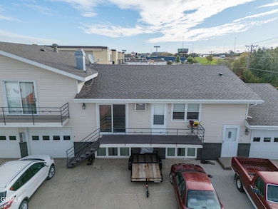 25-ROGTravis-1042-707 E Interstate Unit