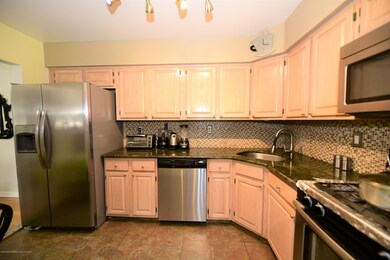 205 Michaels Ct unit 205, Woodbridge, NJ 07095 - photo 3