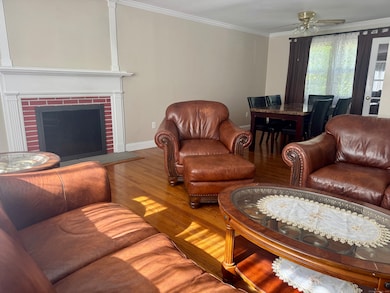 317 Weeping Willow Ln, Fairfield, CT 06825 - photo 3